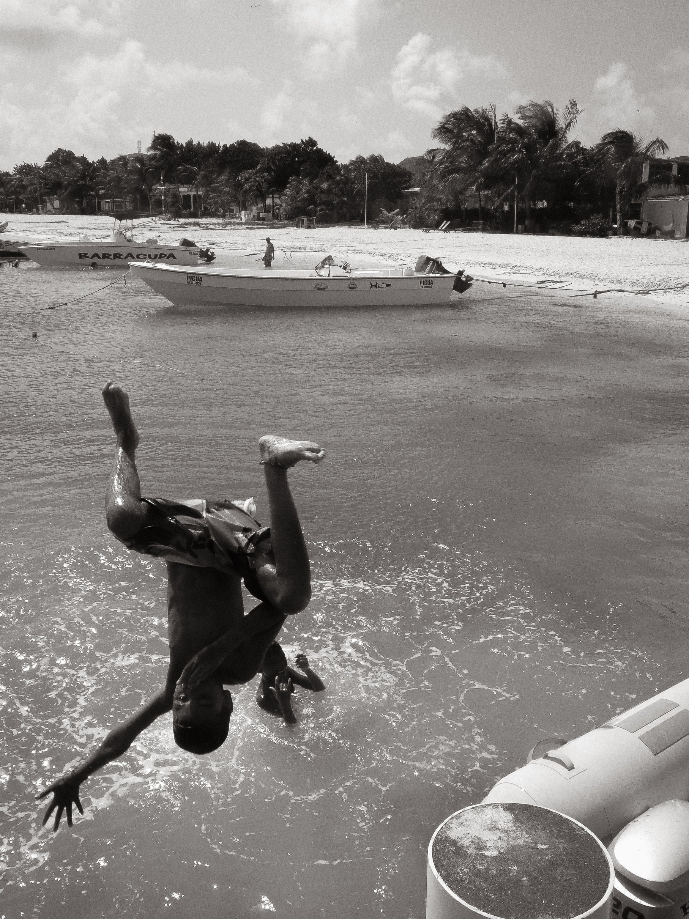 Niños saltando