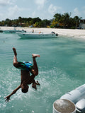 Niños saltando